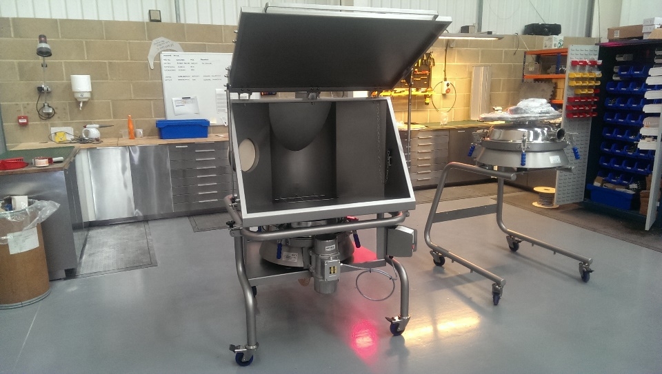 Ronde zeef voor controlezeving met zakkenstortstation